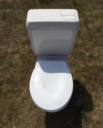 2 Wc’s compleet: 1 met verticale & 1 met horizontale afvoer beschikbaar voor biedingen