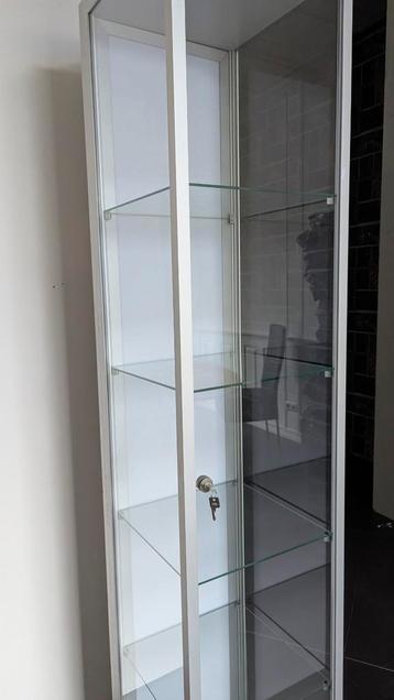 Vitrinekast aluminium en glas beschikbaar voor biedingen