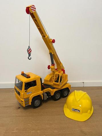 Bruder 02754 kraanvrachtwagen MAN TGA TC 4500 incl. helm beschikbaar voor biedingen