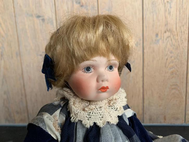 Twee prachtige porseleinen poppen – verzamelkoppel (1995), Verzamelen, Poppen, Ophalen