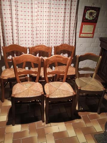 Zes antieke keukenstoelen beschikbaar voor biedingen