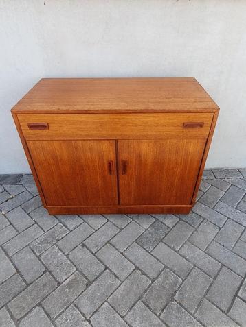 Vintage kastje van Formulle uit de jaren 60. beschikbaar voor biedingen