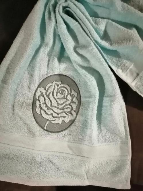 Er zijn nog 3 badhanddoeken met geborduurde print erop, Hobby en Vrije tijd, Borduren en Borduurmachines, Zo goed als nieuw, Ophalen of Verzenden
