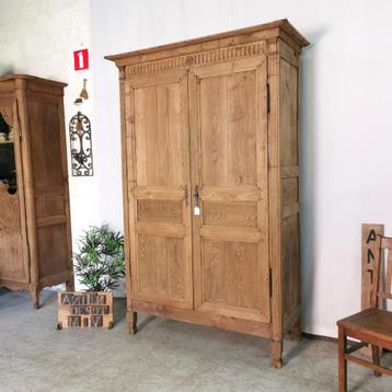 Armoire ancienne française en lin en chêne lixivié H 220 disponible aux enchères