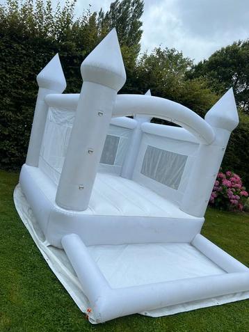 Château gonflable blanc élégant pour tous types d’événements beschikbaar voor biedingen