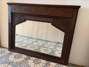 Antieke spiegel in houten frame beschikbaar voor biedingen