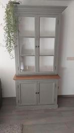 Kingsbury vitrinekast in poplarhout, gelakt zijdegrijs, Huis en Inrichting, Ophalen, Gebruikt