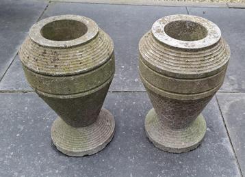 2 antieke grafvazen natuursteen arduin beschikbaar voor biedingen