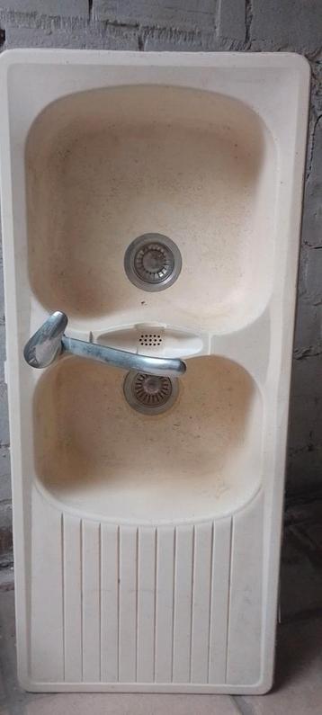 Dubbele spoelbak met kraan en sifon, plastic of composiet beschikbaar voor biedingen