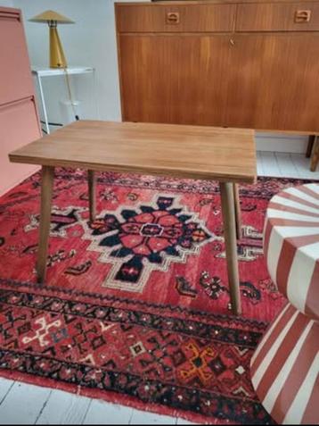 Mooi houten bijzettafeltje  beschikbaar voor biedingen