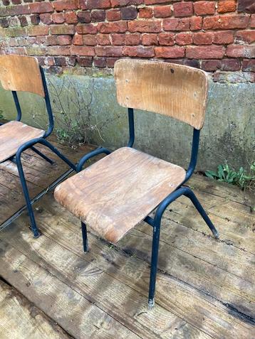 Acht stevige oude stoelen beschikbaar voor biedingen