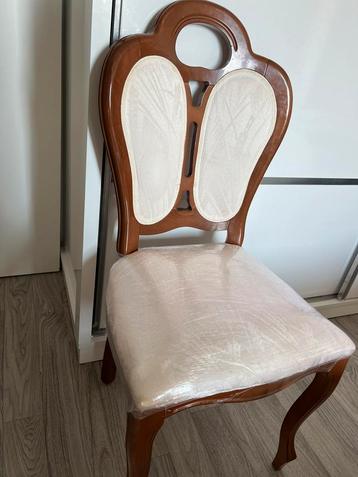 6 houten vintage stoelen met stoffen zitting beschikbaar voor biedingen
