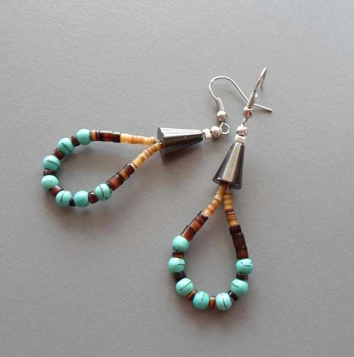 Navajo oorbellen met turkoois en heishi kralen, Handtassen en Accessoires, Oorbellen, Nieuw, Hangers, Overige materialen, Blauw