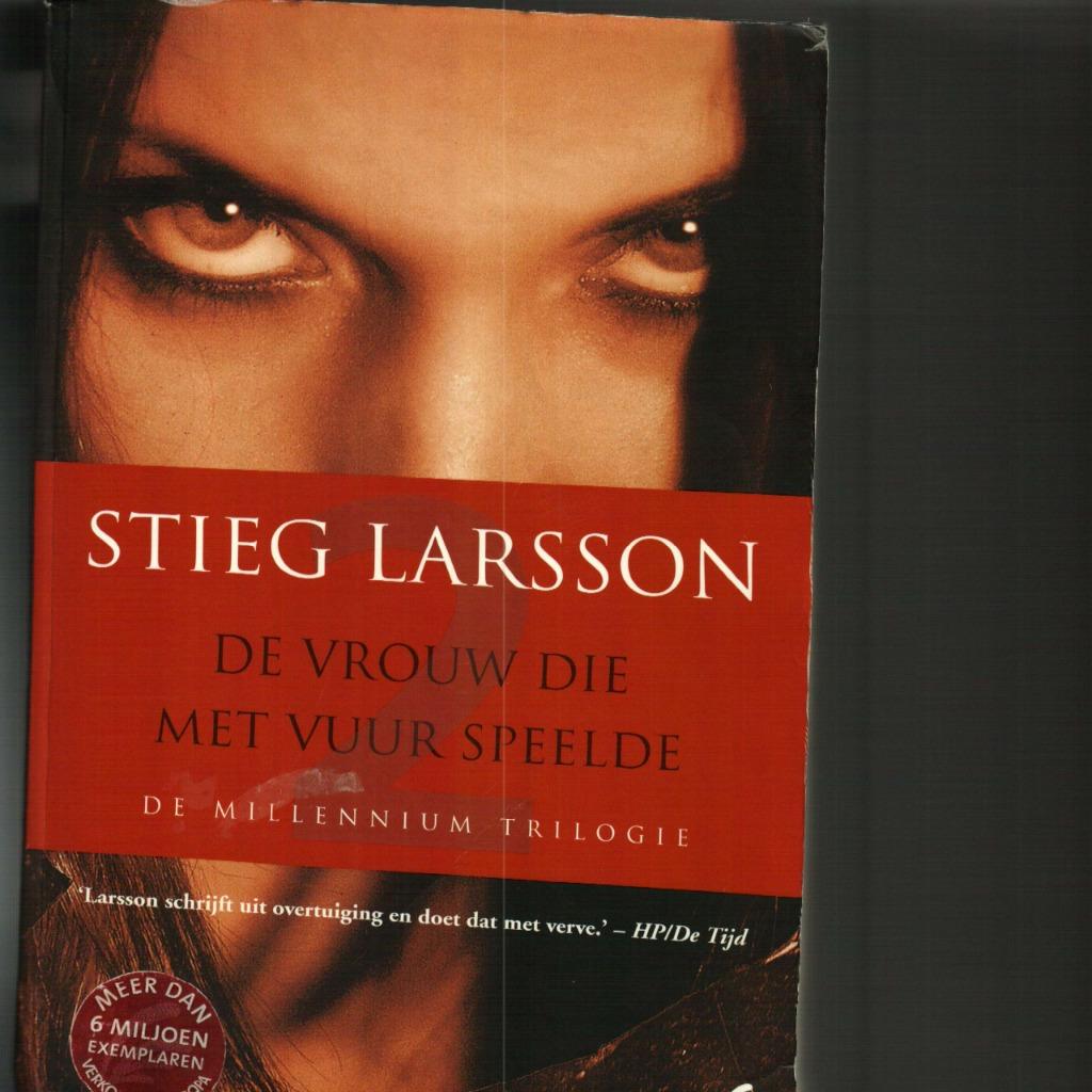 De vrouw die met vuur speelde stieg larsson 568 blz, Boeken, Romans, Zo goed als nieuw, Ophalen of Verzenden