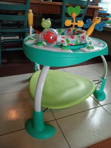 Baby jumper en activiteiten tafel beschikbaar voor biedingen