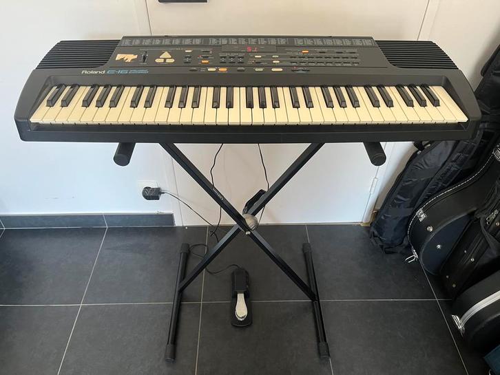 Roland e-16 met standaard en pedaal, Musique & Instruments, Claviers, Utilisé, 61 touches, Roland, Sensitif, Avec pied, Connexion MIDI