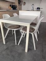 Witte tafel met 4 witte stoelen + kussentjes/matjes, Rechthoekig, Vier personen, Zo goed als nieuw, Ophalen