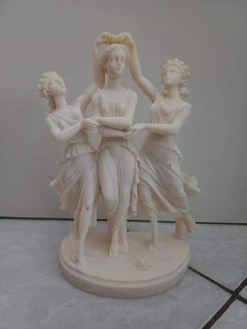 beeldje in albast beeld 3 dames uit ongeveer 23,5 cm hoogte beschikbaar voor biedingen