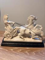 Romeinse strijdwagen beeld in gips op houten sokkel, Antiek en Kunst, Kunst | Beelden en Houtsnijwerken, Ophalen of Verzenden
