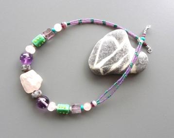Etnische ketting met roze kwarts, amethisten en turkoois beschikbaar voor biedingen
