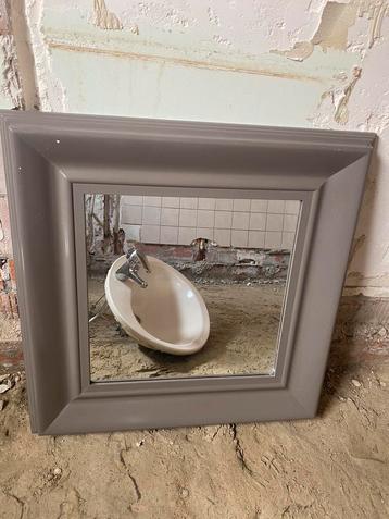 Grote spiegel (70x70 cm) beschikbaar voor biedingen