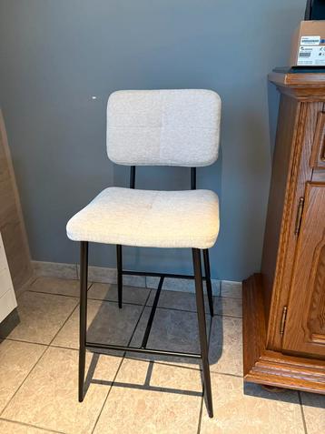 Nieuwe beige barstoel beschikbaar voor biedingen