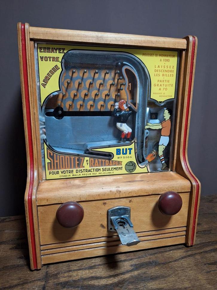 Oud café voetbal spel behendigheid Shootez et Rattrapez, Verzamelen, Automaten | Gokkasten en Fruitautomaten, Gebruikt, Met sleutels