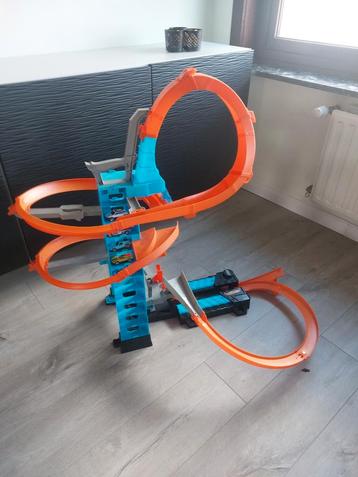 Hot Wheels toren racebaan met autootjes beschikbaar voor biedingen
