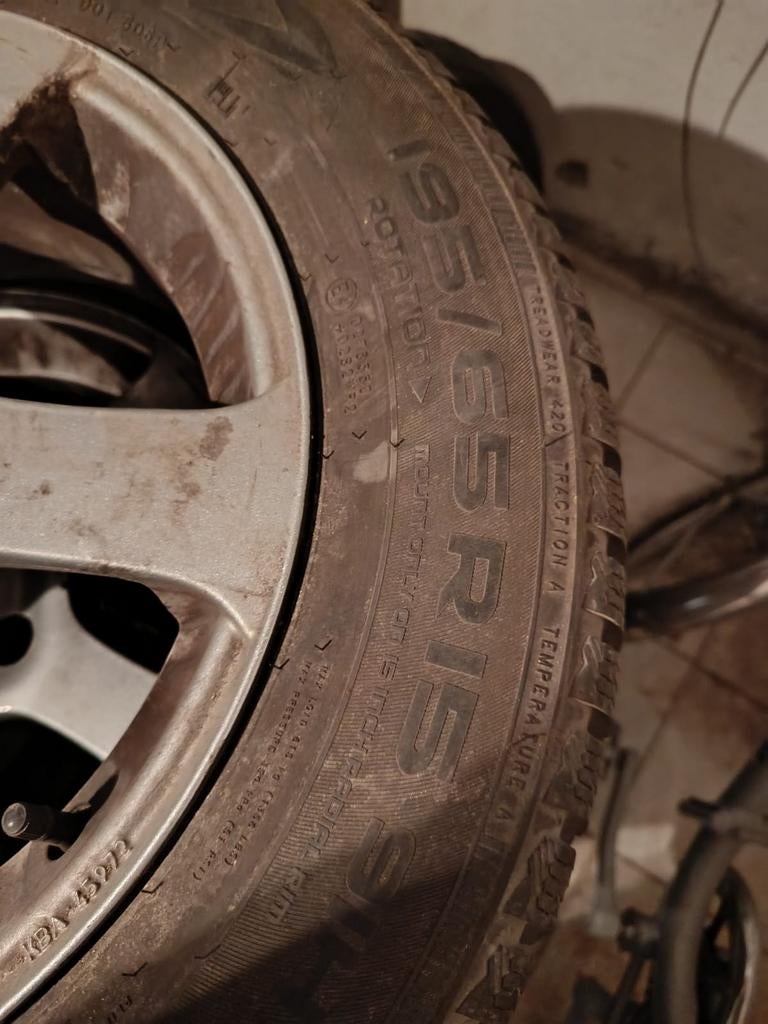 Pneus d'hiver Nokian ,jantes alu 4 trous,Citroën,Peugeot,etc, Enlèvement