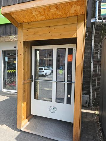 Broodautomaat met houten behuizing beschikbaar voor biedingen