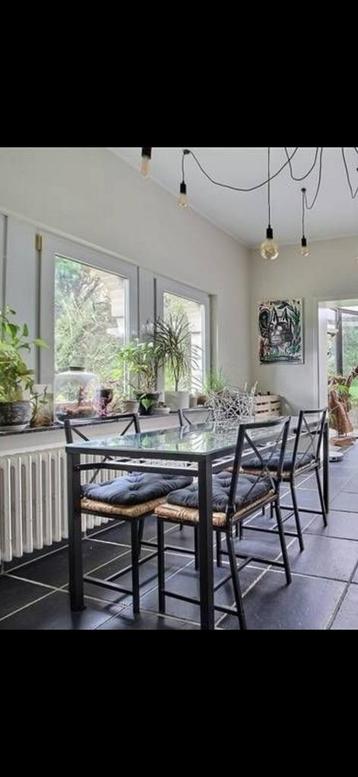 Eettafel van glas en metaal, 4 stoelen en kussen beschikbaar voor biedingen