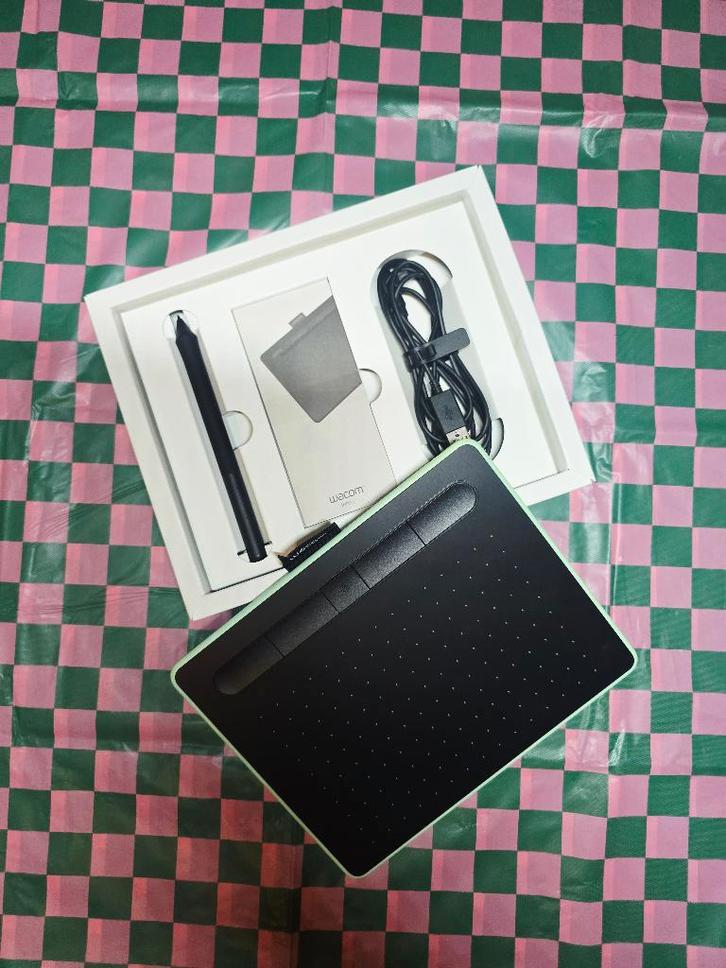 Wacom Intuos tekentablet in muntgroen, Computers en Software, Tekentablets, Zo goed als nieuw, Ophalen of Verzenden