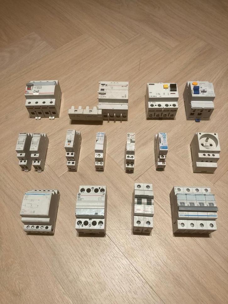 Verschillende zekeringkast componenten, Doe-het-zelf en Bouw, Elektriciteit en Kabels, Gebruikt, Overige typen, Ophalen