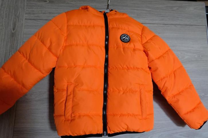 Fel oranje winterjas 122/128 met kap en warme voering NIEUW!, Kinderen en Baby's, Kinderkleding | Maat 128, Nieuw, Jongen, Jas