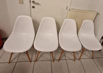 4 witte eetkamerstoelen repro Charles Eames beschikbaar voor biedingen