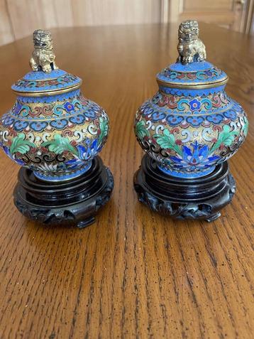 Vintage paar Chinese cloisonné dekselvaasjes beschikbaar voor biedingen