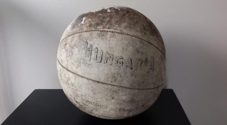 Oude leren medicijnbal uit Hongarije, Antiek en Kunst, Antiek | Gereedschap en Instrumenten, Ophalen of Verzenden