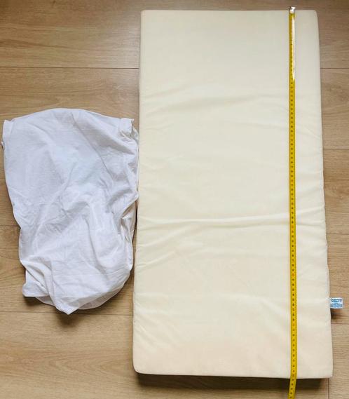 Hellend slaapkussen baby + matras en hoeslaken babywieg, Kinderen en Baby's, Kinderkamer | Beddengoed, Zo goed als nieuw, Kussen