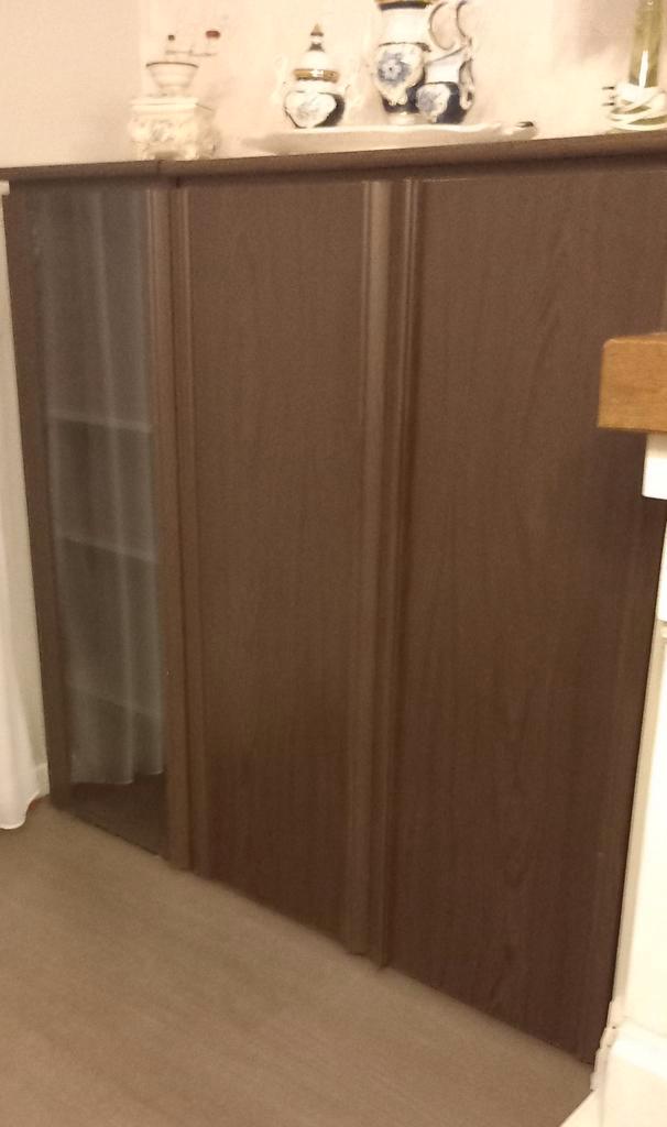 Halfhoge kast met glasdeur en 2 deuren. Buro kast, Huis en Inrichting, Kasten | Vitrinekasten, Gebruikt, Met deur(en), Overige houtsoorten