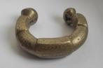 Ancien gros bracelet d'"esclave" africain en bronze, Enlèvement