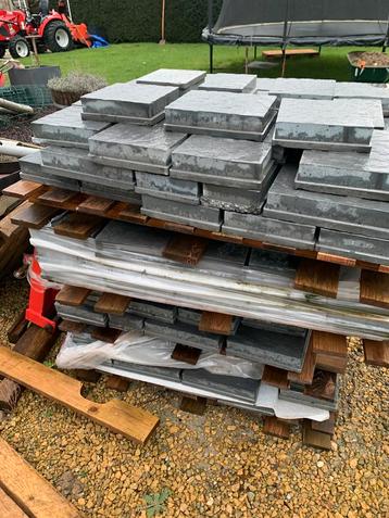 Beton klinkers met afstaand houders 11 vierkante meter beschikbaar voor biedingen