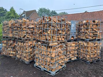 Droog brandhout te koop beschikbaar voor biedingen