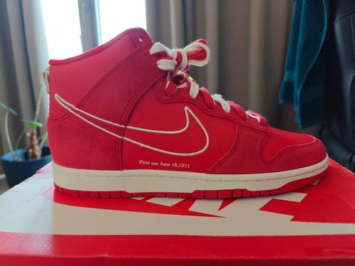 Nike Dunk High First Use Red EU45, Kleding | Heren, Schoenen, Nieuw, Ophalen of Verzenden