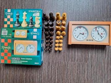 Houten schaakklok en schaakstukken Garde beschikbaar voor biedingen