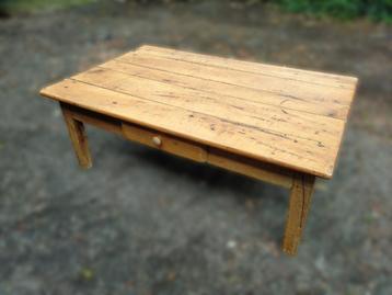 Vol houten salontafel beschikbaar voor biedingen