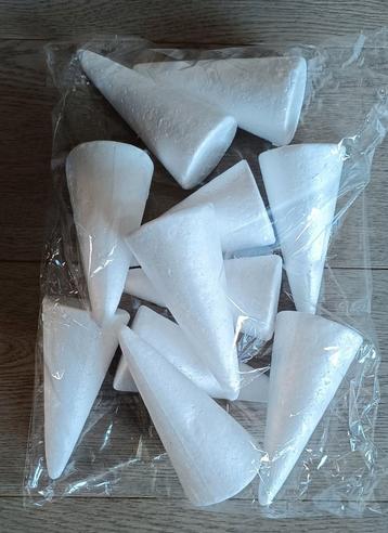 Piepschuim kegels voor decoratie  beschikbaar voor biedingen