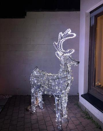 Levensgroot rendier met ledverlichting  beschikbaar voor biedingen