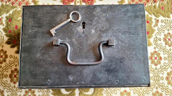 Geldkoffer geldkist uit de jaren 60 met sleutel, Antiek en Kunst, Antiek | Kantoor en Zakelijk, Ophalen of Verzenden