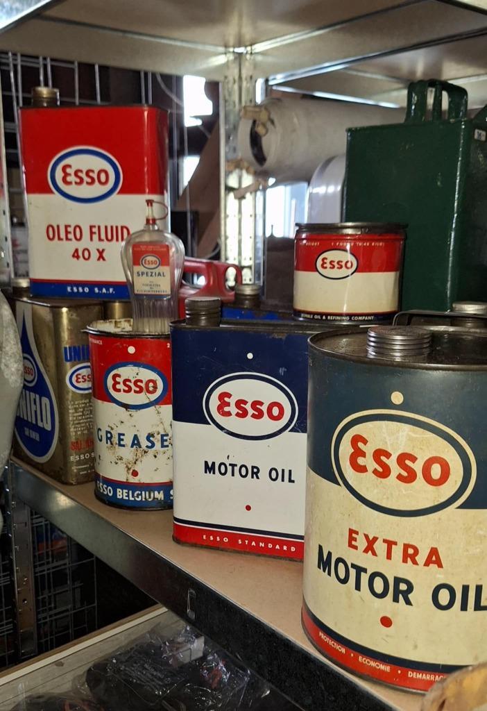 Huis vol vintage heeft veel oude garage olieblikken te koop., Verzamelen, Blikken, Gebruikt, Ophalen of Verzenden