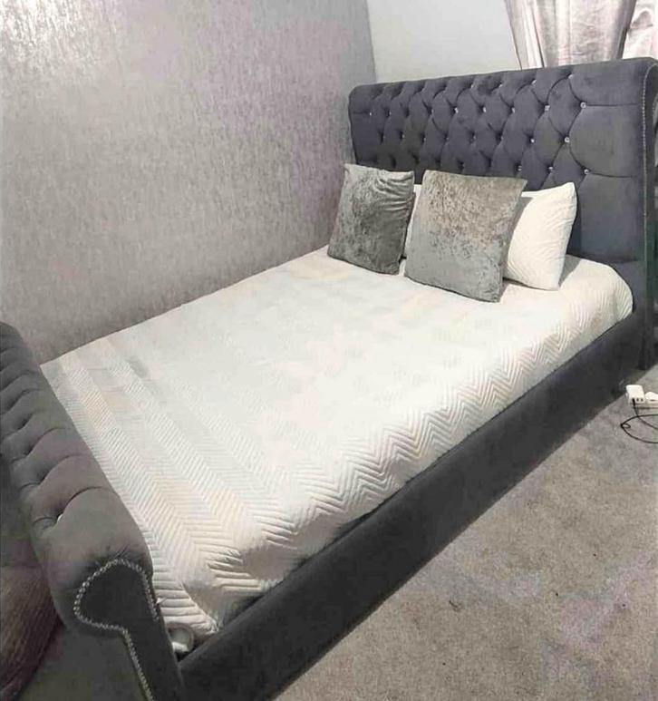 Luxe fluwelen bed met matras - verkrijgbaar, Huis en Inrichting, Slaapkamer | Beddengoed, Nieuw, Zwart, Verzenden